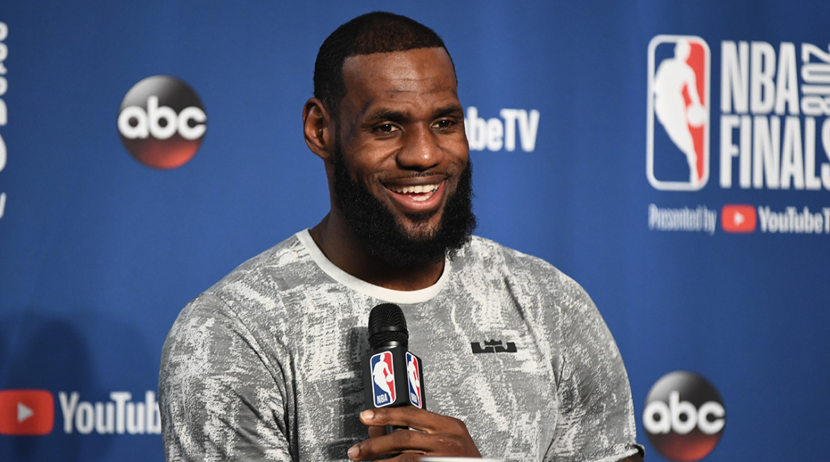 lebron-james-podium-finals.jpg